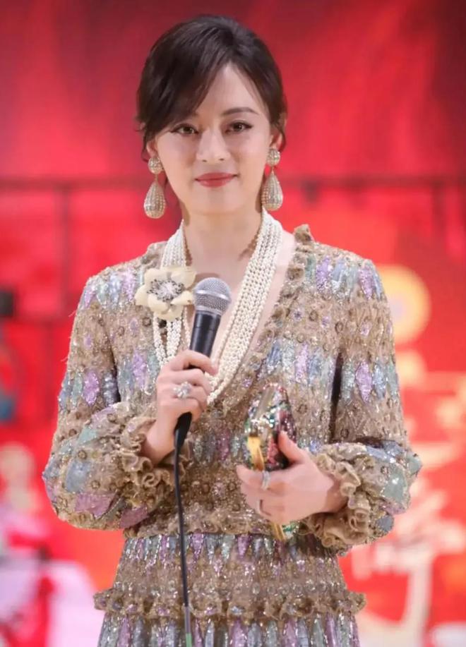 绣裙配5条珍珠项链太豪横差点认不出来了AG真人游戏平台孙俪美得很高调！穿刺(图5)
