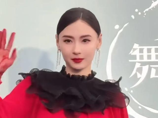 鎏金裙美出新高度！却被张柏芝抢了C座AG真人试玩平台澳门这一夜胡杏儿穿(图4)