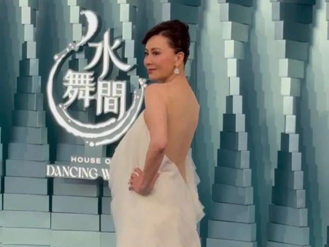 鎏金裙美出新高度！却被张柏芝抢了C座AG真人试玩平台澳门这一夜胡杏儿穿(图5)