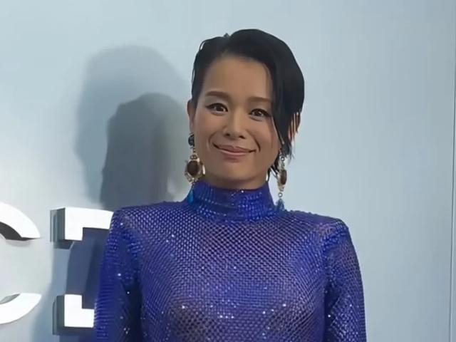 鎏金裙美出新高度！却被张柏芝抢了C座AG真人试玩平台澳门这一夜胡杏儿穿(图7)