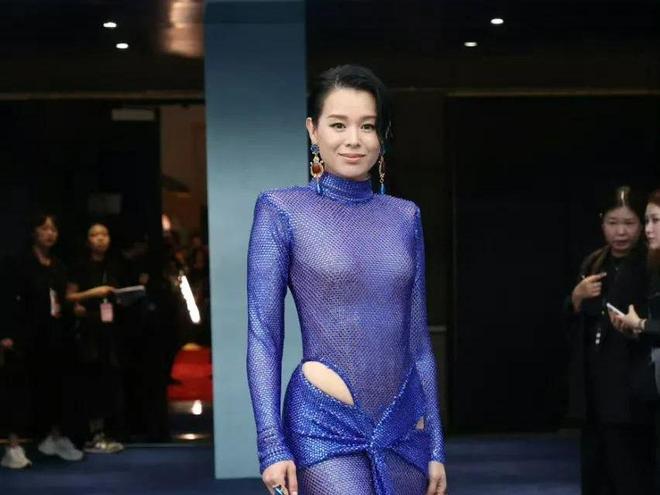 鎏金裙美出新高度！却被张柏芝抢了C座AG真人试玩平台澳门这一夜胡杏儿穿(图14)