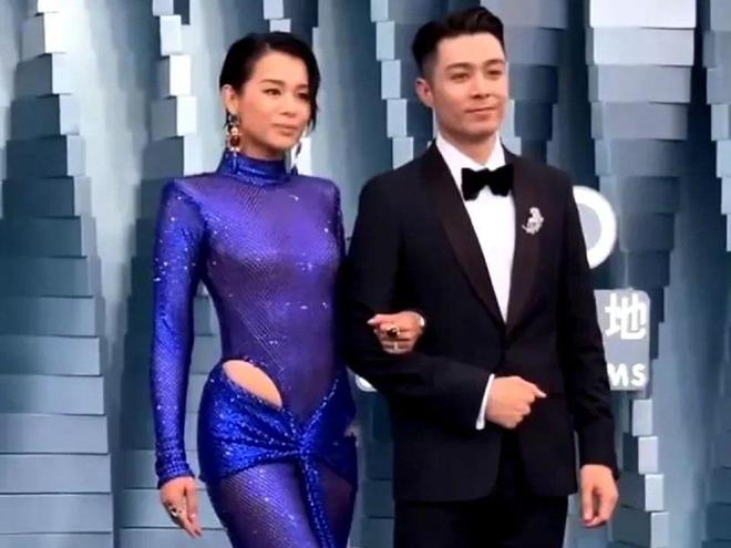 鎏金裙美出新高度！却被张柏芝抢了C座AG真人试玩平台澳门这一夜胡杏儿穿(图16)