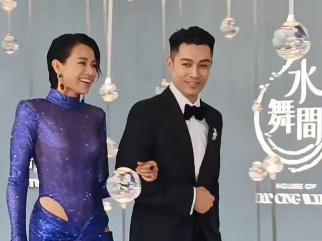 鎏金裙美出新高度！却被张柏芝抢了C座AG真人试玩平台澳门这一夜胡杏儿穿(图18)