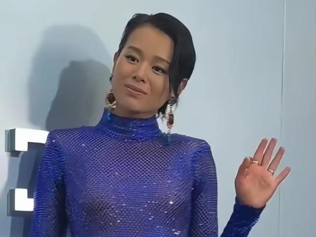鎏金裙美出新高度！却被张柏芝抢了C座AG真人试玩平台澳门这一夜胡杏儿穿(图19)