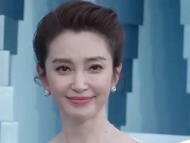 鎏金裙美出新高度！却被张柏芝抢了C座AG真人试玩平台澳门这一夜胡杏儿穿(图23)