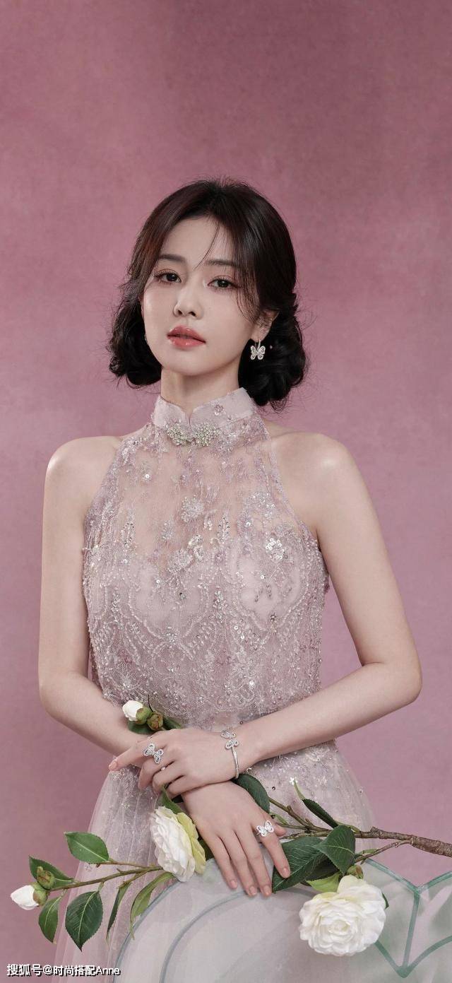 时尚写真粉色蕾丝旗袍优雅迷人AG真人娱乐网址白鹿端午节(图2)