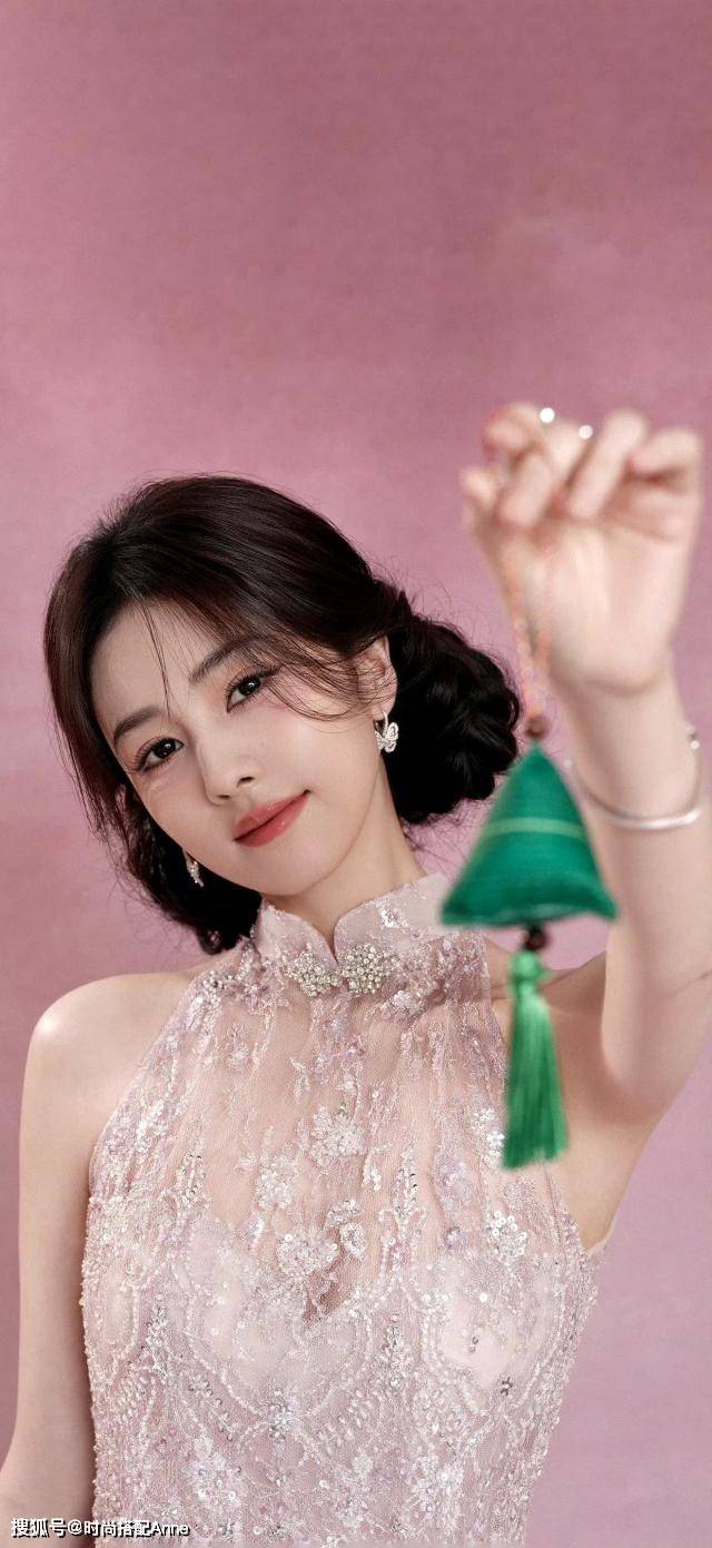 时尚写真粉色蕾丝旗袍优雅迷人AG真人娱乐网址白鹿端午节(图5)
