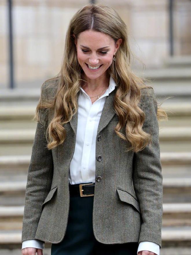 老10岁”！穿西装搭白衬衫尽显王室优雅AG真人国际凯特王妃换了新发色被指“(图9)