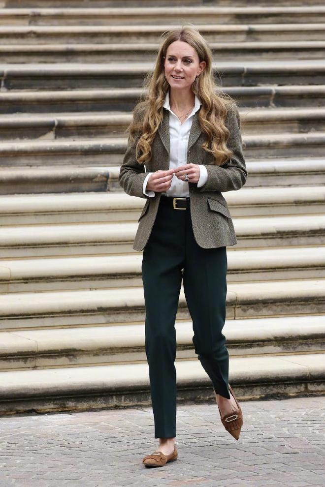 老10岁”！穿西装搭白衬衫尽显王室优雅AG真人国际凯特王妃换了新发色被指“(图7)