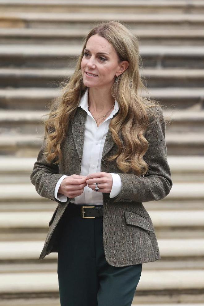 老10岁”！穿西装搭白衬衫尽显王室优雅AG真人国际凯特王妃换了新发色被指“(图8)