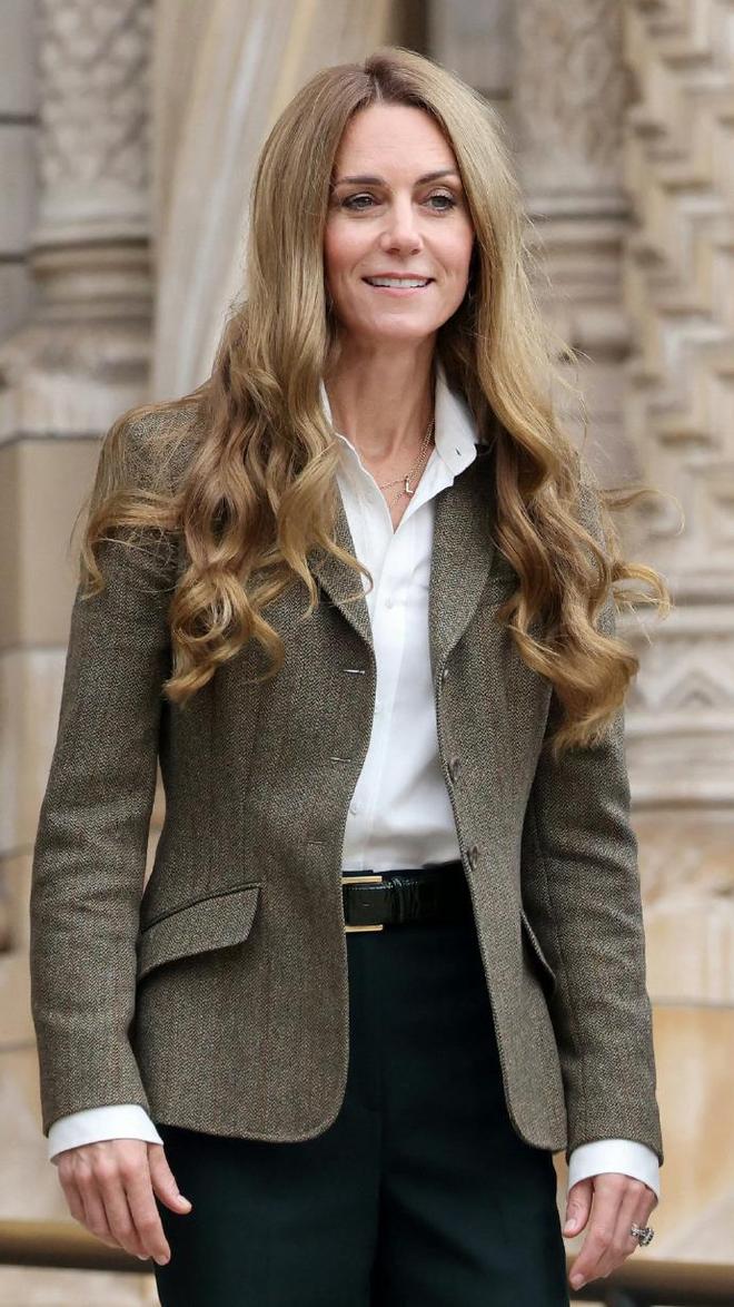 老10岁”！穿西装搭白衬衫尽显王室优雅AG真人国际凯特王妃换了新发色被指“(图4)