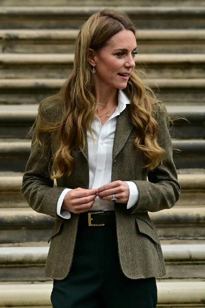 老10岁”！穿西装搭白衬衫尽显王室优雅AG真人国际凯特王妃换了新发色被指“