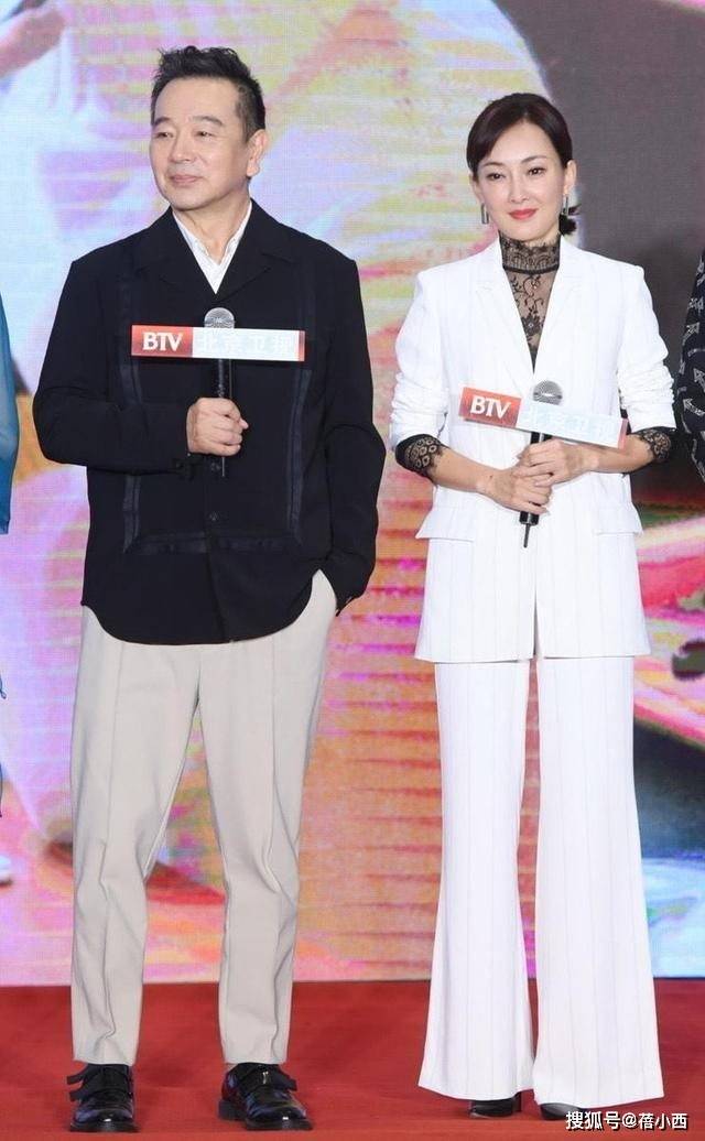 出众穿西装喇叭裤好惊艳气质不输超模AG真人168高的牛莉身材比例太(图1)