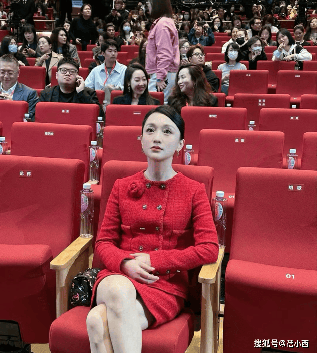 迅穿紫色小香风再次验证温柔与魅力AG真人谁说紫色难驾驭？49岁周(图2)