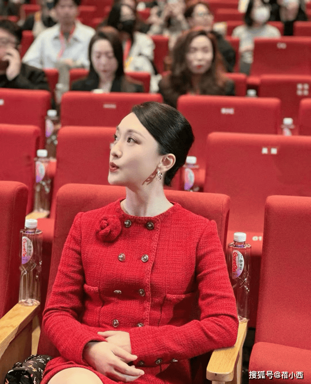 迅穿紫色小香风再次验证温柔与魅力AG真人谁说紫色难驾驭？49岁周(图3)