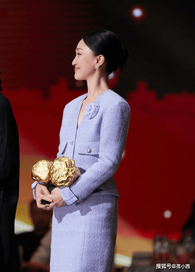 迅穿紫色小香风再次验证温柔与魅力AG真人谁说紫色难驾驭？49岁周(图4)