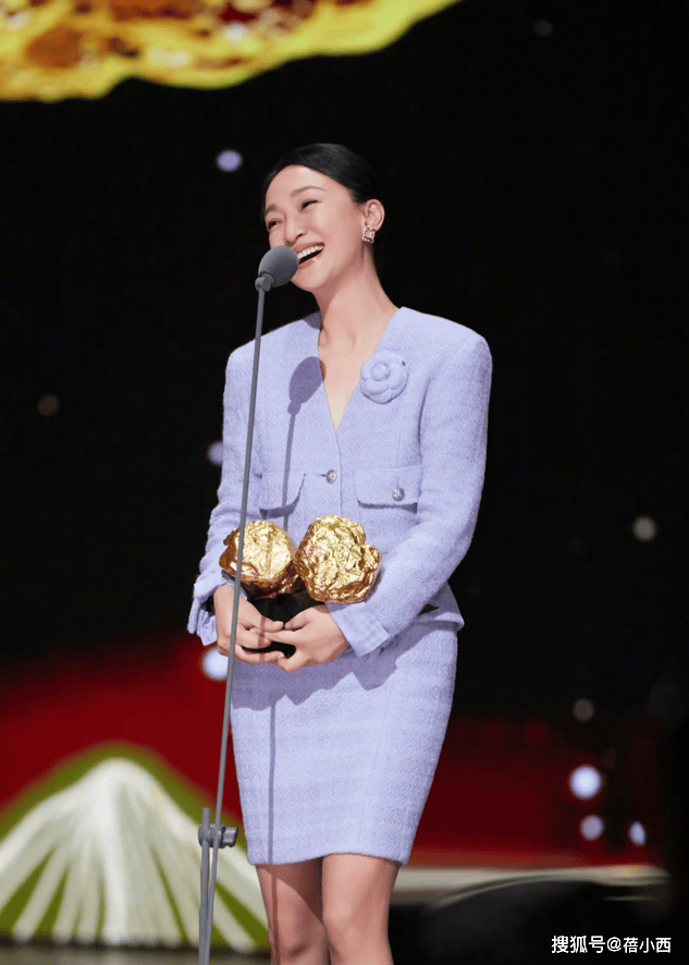 迅穿紫色小香风再次验证温柔与魅力AG真人谁说紫色难驾驭？49岁周(图5)