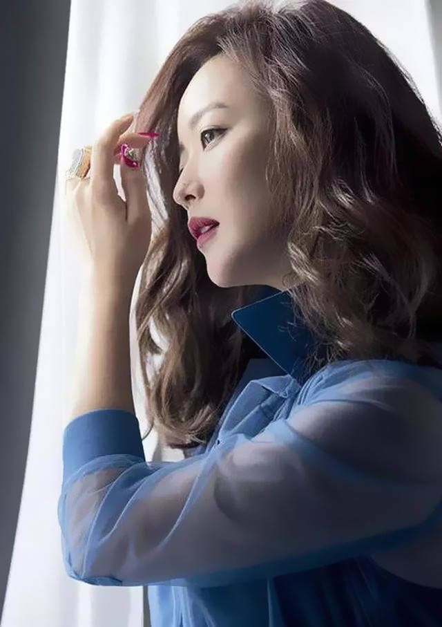 衫还反穿玩个性老公是富二代身价15亿AG真人直营48岁金喜善素颜太赞牛仔(图2)