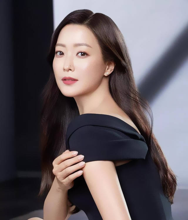 衫还反穿玩个性老公是富二代身价15亿AG真人直营48岁金喜善素颜太赞牛仔(图3)