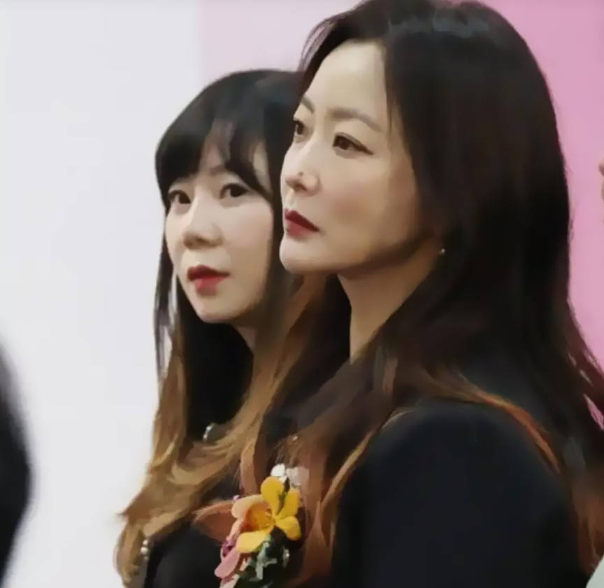 衫还反穿玩个性老公是富二代身价15亿AG真人直营48岁金喜善素颜太赞牛仔(图16)