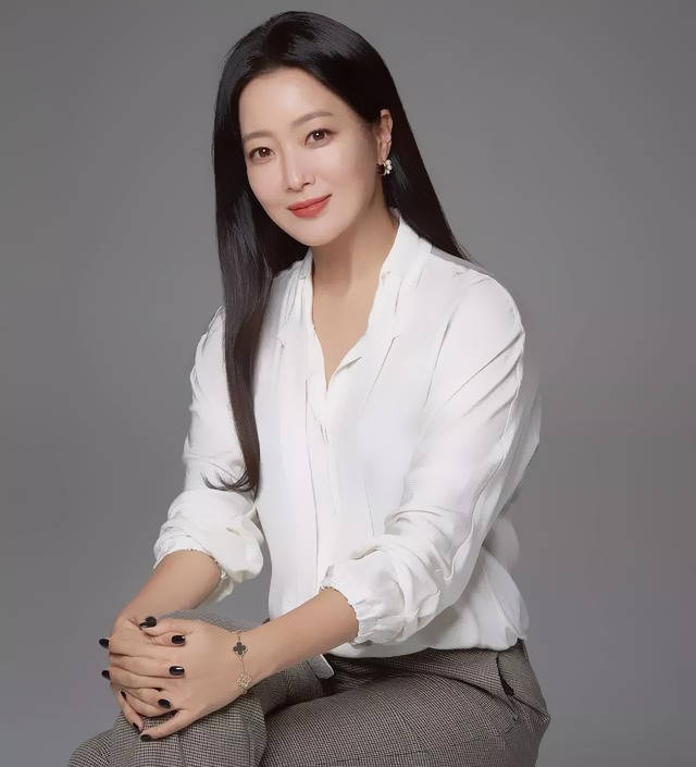 衫还反穿玩个性老公是富二代身价15亿AG真人直营48岁金喜善素颜太赞牛仔(图14)