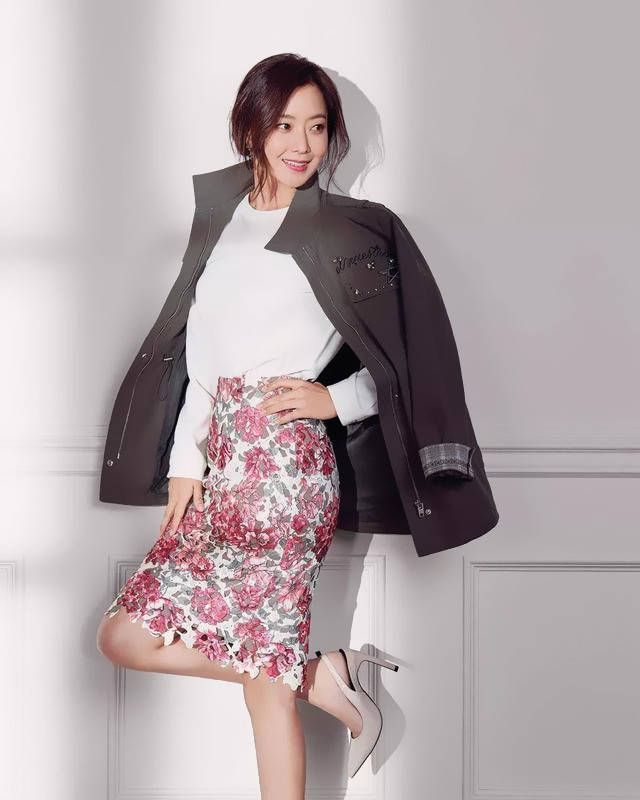 衫还反穿玩个性老公是富二代身价15亿AG真人直营48岁金喜善素颜太赞牛仔(图17)