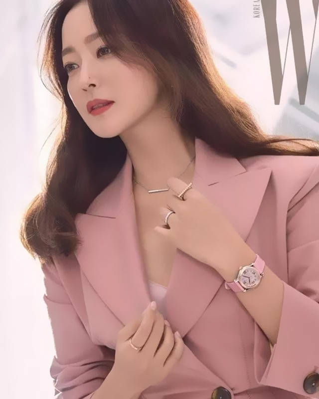 衫还反穿玩个性老公是富二代身价15亿AG真人直营48岁金喜善素颜太赞牛仔(图18)