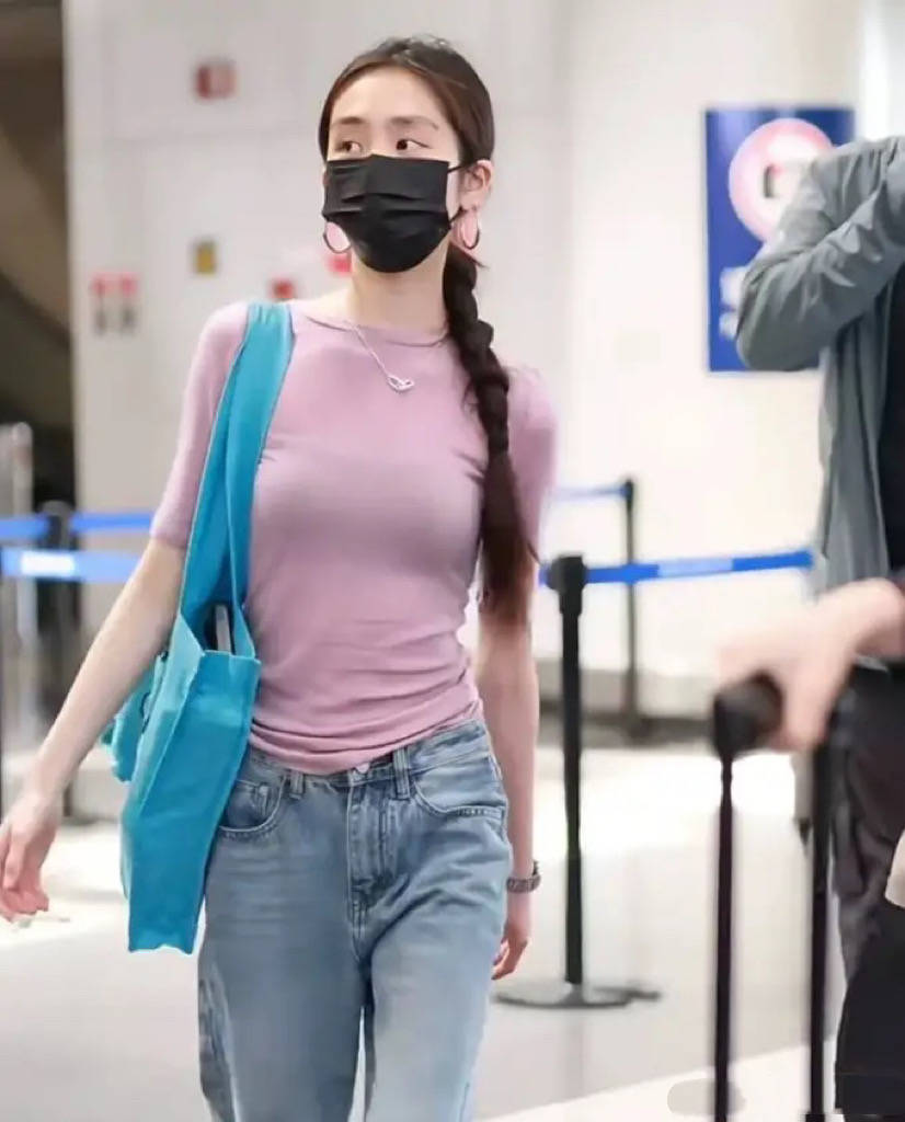 领衣、阔腿裤清冷文艺戴的耳环比手镯粗AG真人旗舰厅19岁黄多多被偶遇穿高(图2)