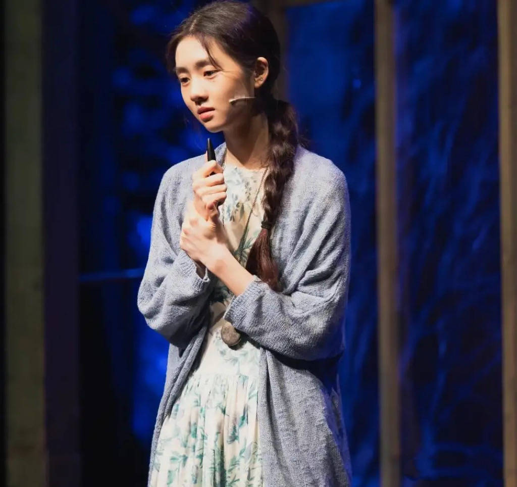 领衣、阔腿裤清冷文艺戴的耳环比手镯粗AG真人旗舰厅19岁黄多多被偶遇穿高(图3)