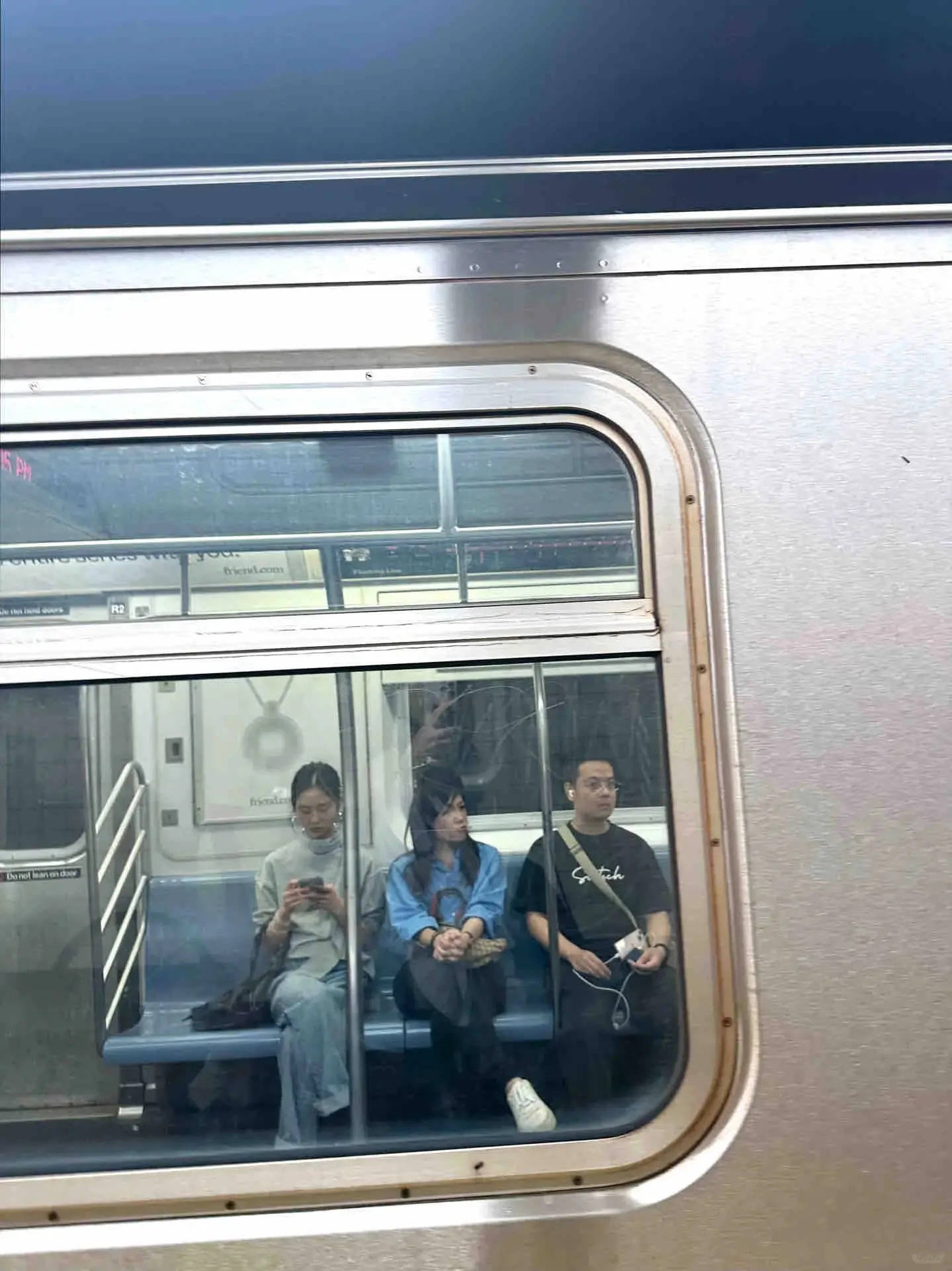 领衣、阔腿裤清冷文艺戴的耳环比手镯粗AG真人旗舰厅19岁黄多多被偶遇穿高(图6)