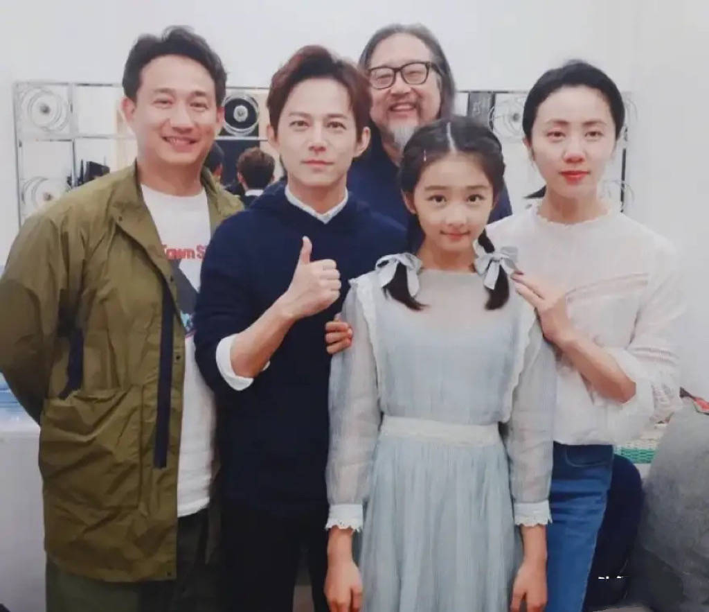 领衣、阔腿裤清冷文艺戴的耳环比手镯粗AG真人旗舰厅19岁黄多多被偶遇穿高(图7)