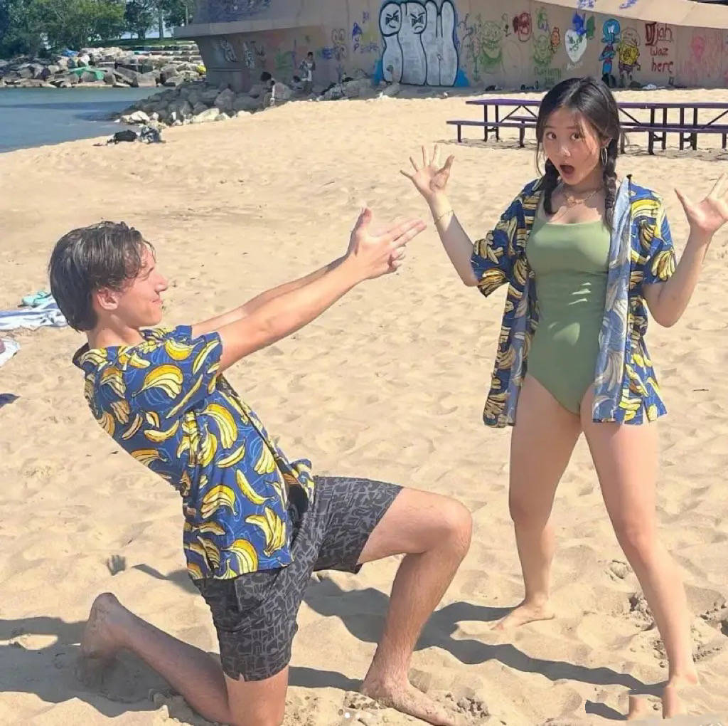 领衣、阔腿裤清冷文艺戴的耳环比手镯粗AG真人旗舰厅19岁黄多多被偶遇穿高(图8)