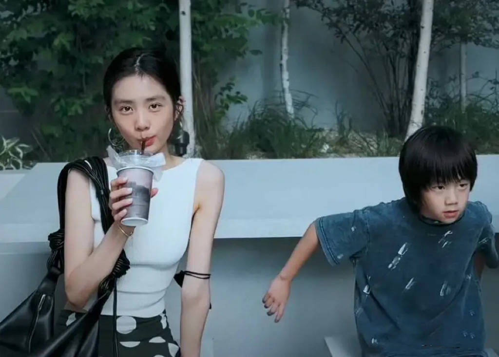 领衣、阔腿裤清冷文艺戴的耳环比手镯粗AG真人旗舰厅19岁黄多多被偶遇穿高(图10)