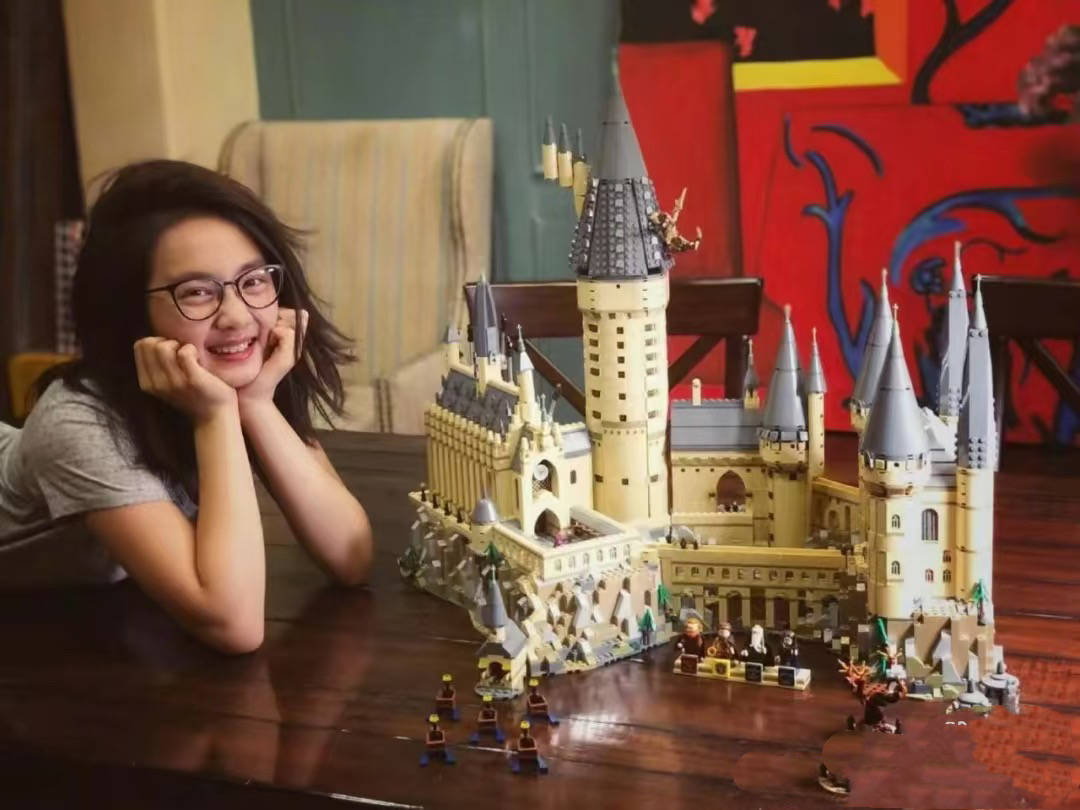 领衣、阔腿裤清冷文艺戴的耳环比手镯粗AG真人旗舰厅19岁黄多多被偶遇穿高(图11)