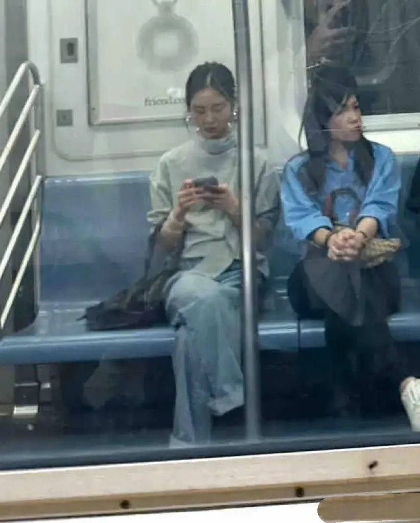 领衣、阔腿裤清冷文艺戴的耳环比手镯粗AG真人旗舰厅19岁黄多多被偶遇穿高(图13)