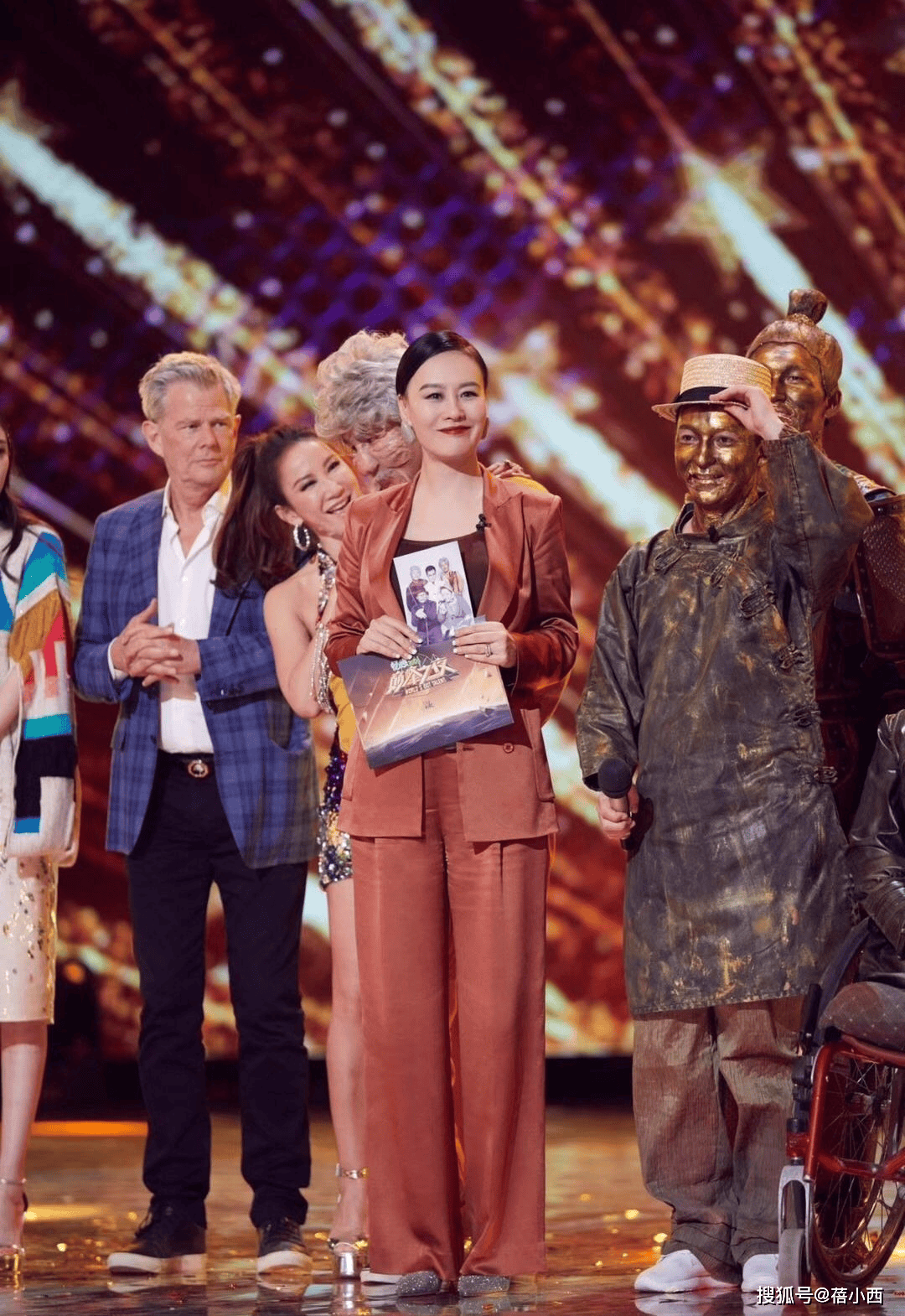 我悟了：穿基础款简约配色到老也优雅AG真人登录看了59岁邬君梅的打扮(图2)