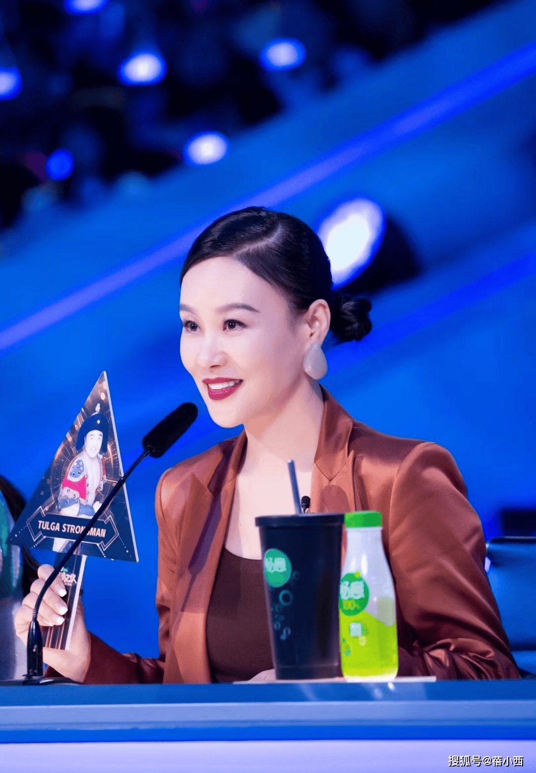 我悟了：穿基础款简约配色到老也优雅AG真人登录看了59岁邬君梅的打扮(图3)