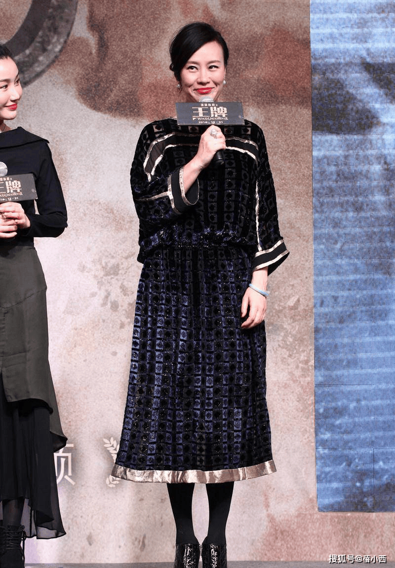 我悟了：穿基础款简约配色到老也优雅AG真人登录看了59岁邬君梅的打扮(图5)