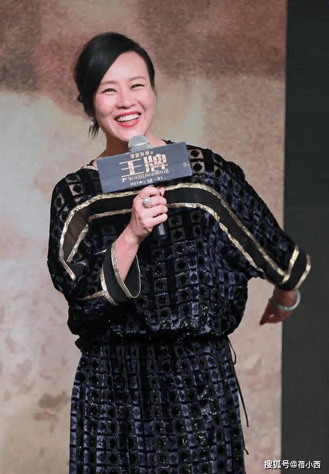 我悟了：穿基础款简约配色到老也优雅AG真人登录看了59岁邬君梅的打扮(图6)