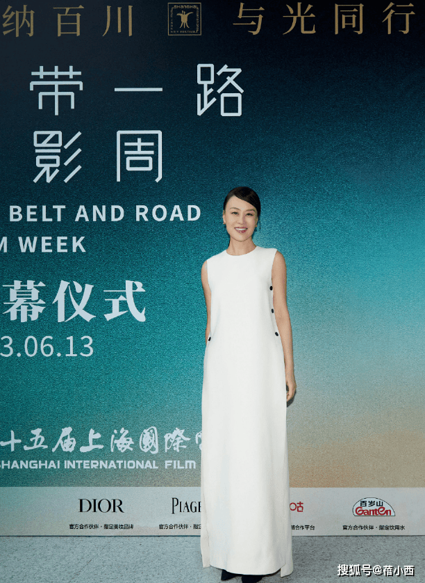 我悟了：穿基础款简约配色到老也优雅AG真人登录看了59岁邬君梅的打扮(图7)