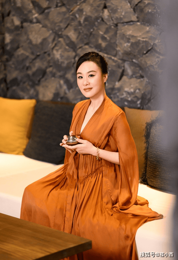 我悟了：穿基础款简约配色到老也优雅AG真人登录看了59岁邬君梅的打扮(图9)