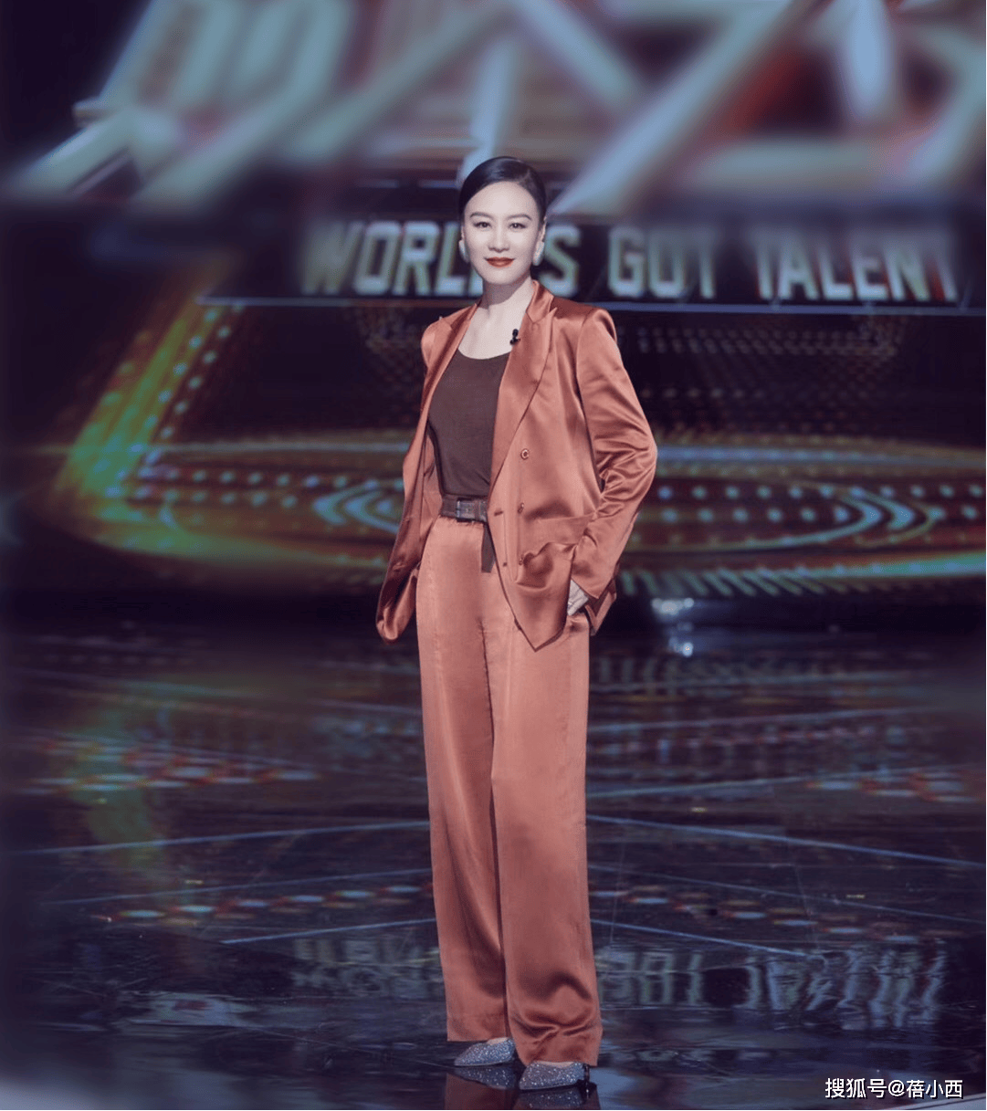 我悟了：穿基础款简约配色到老也优雅AG真人登录看了59岁邬君梅的打扮(图10)