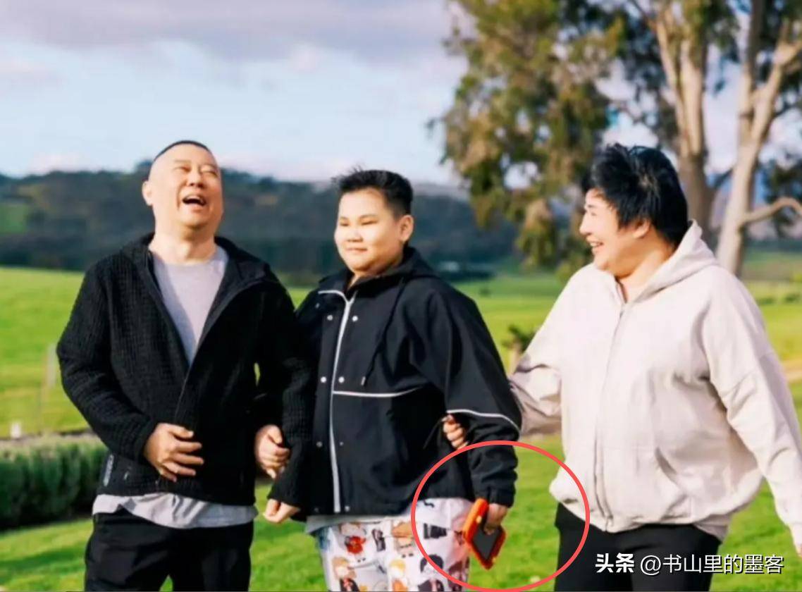 0岁郭汾阳目测200斤戴银色耳环很抢镜AG真人游戏平台郭德纲带妻儿澳洲度假1(图5)