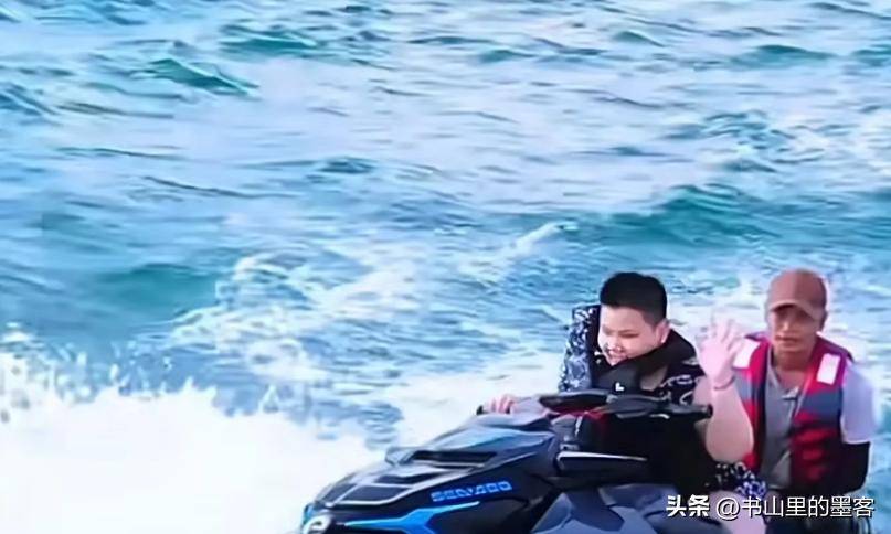 0岁郭汾阳目测200斤戴银色耳环很抢镜AG真人游戏平台郭德纲带妻儿澳洲度假1(图6)