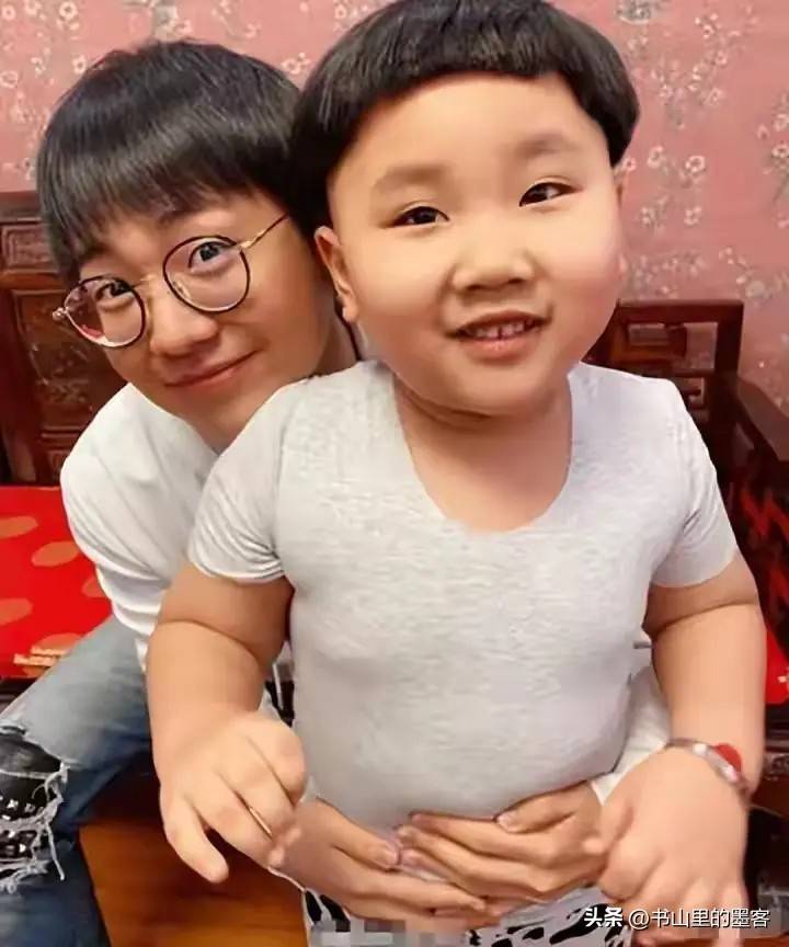 0岁郭汾阳目测200斤戴银色耳环很抢镜AG真人游戏平台郭德纲带妻儿澳洲度假1(图11)