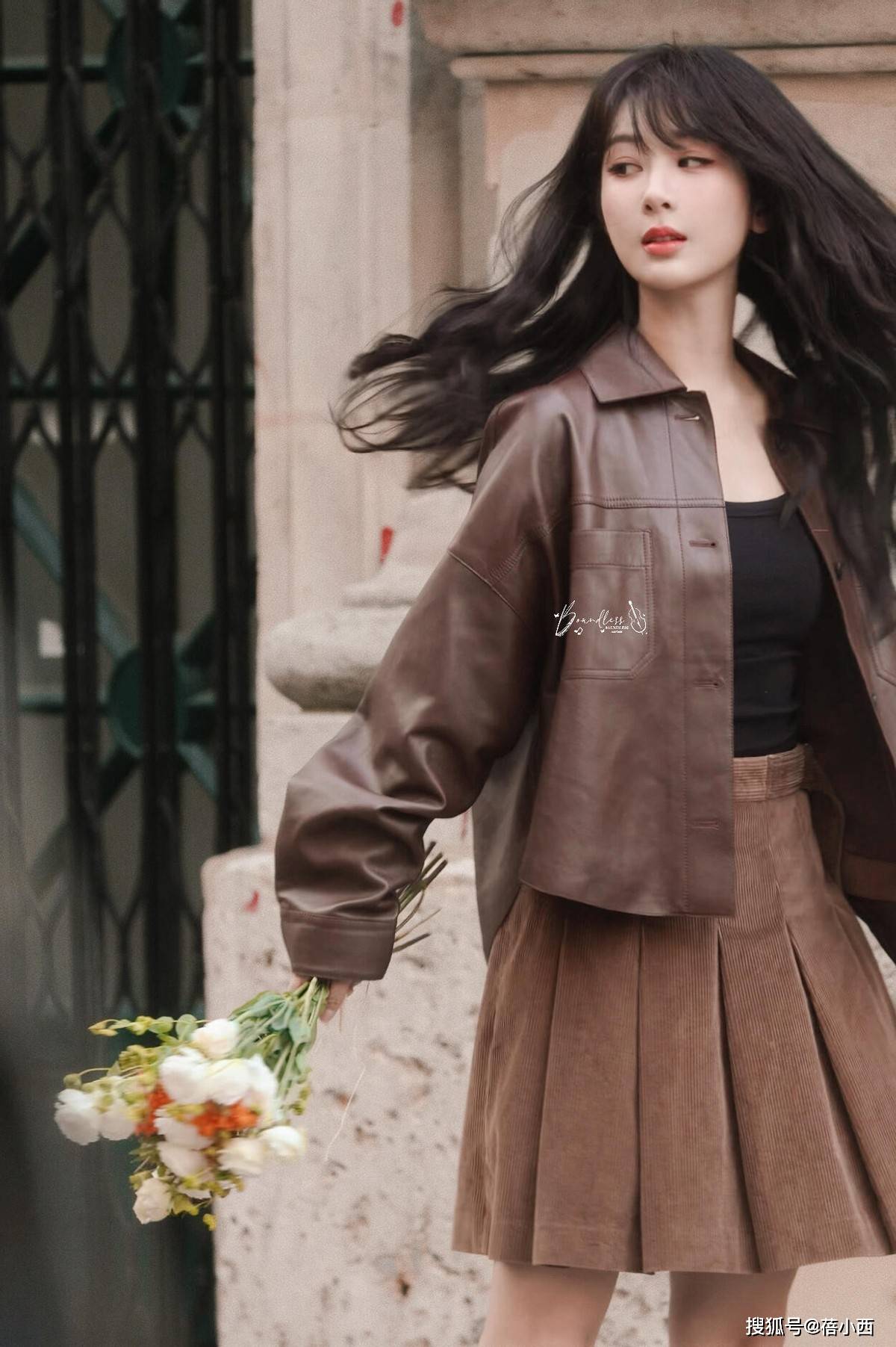 拉德新穿搭：皮衣短裙长卷发洋气又减龄AG