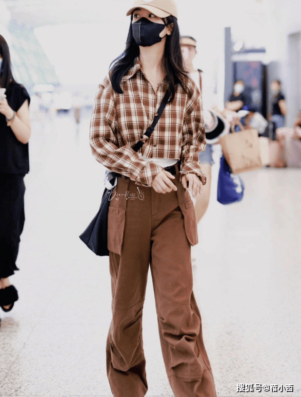 拉德新穿搭：皮衣短裙长卷发洋气又减龄AG真人平台32岁杨紫带火了一种美(图2)