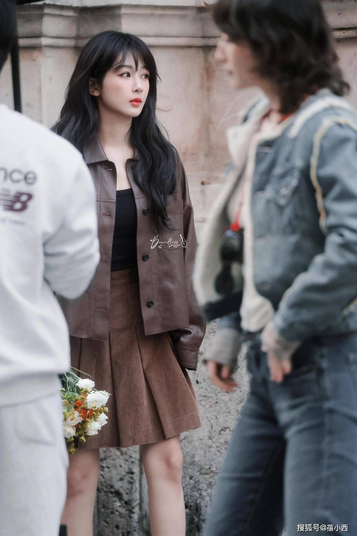 拉德新穿搭：皮衣短裙长卷发洋气又减龄AG真人平台32岁杨紫带火了一种美(图3)