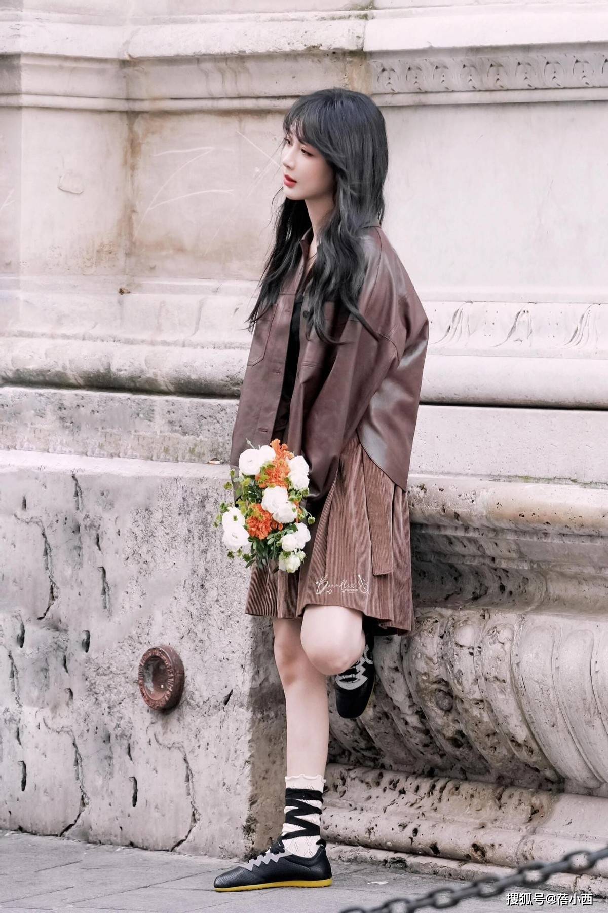 拉德新穿搭：皮衣短裙长卷发洋气又减龄AG真人平台32岁杨紫带火了一种美(图4)