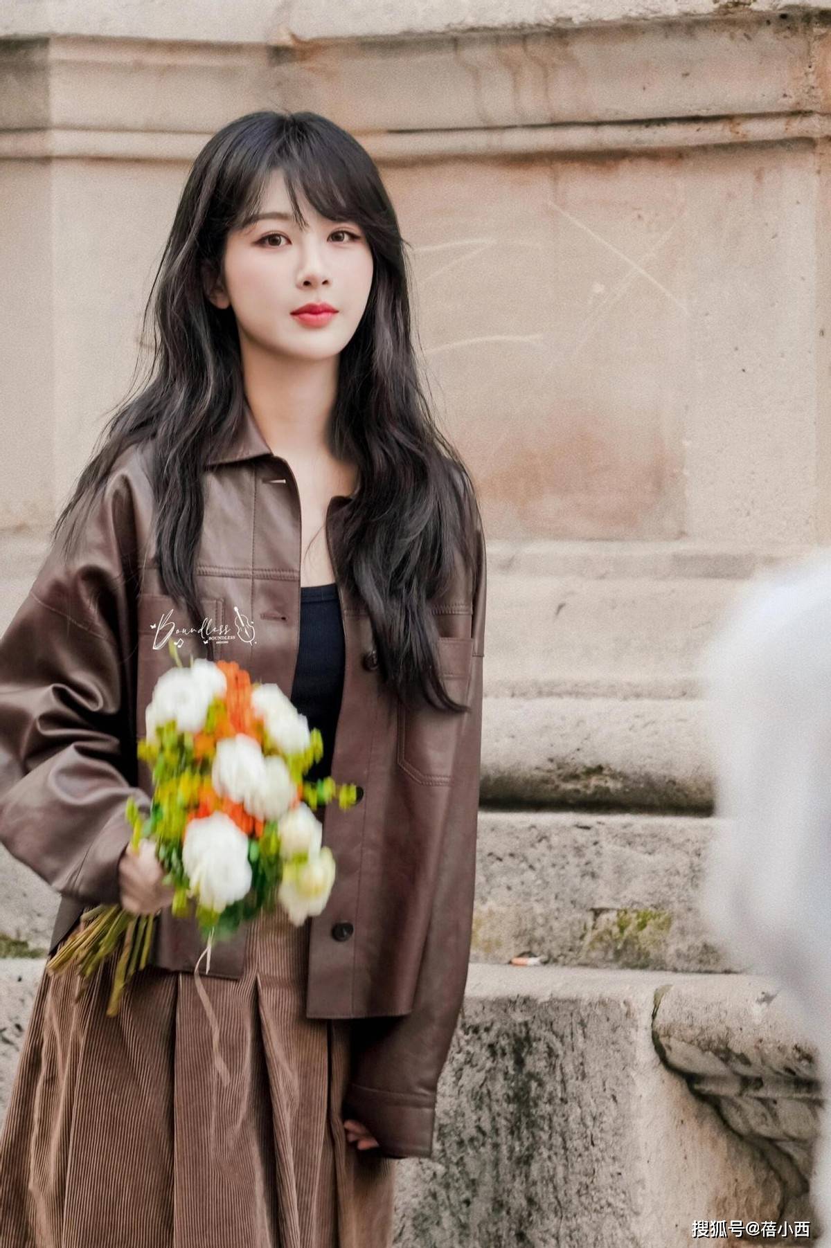 拉德新穿搭：皮衣短裙长卷发洋气又减龄AG真人平台32岁杨紫带火了一种美(图5)